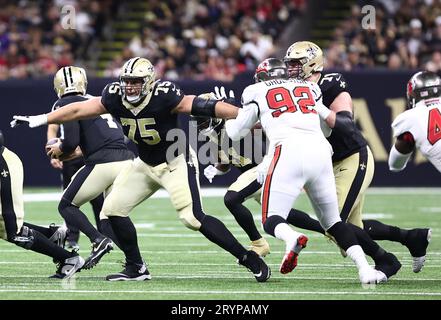 New Orleans, USA. 1 ottobre 2023. La guardia dei New Orleans Saints Andrus Peat (75) e il nuovo offensive tackle Ryan Ramczyk (71) bloccano entrambi il defensive end dei Tampa Bay Buccaneers William Gholston (92) mentre erano in movimento durante una partita della National Football League al Caesars Superdome di New Orleans, Louisiana, domenica 1 ottobre 2023. (Foto di Peter G. Forest/Sipa USA) credito: SIPA USA/Alamy Live News Foto Stock