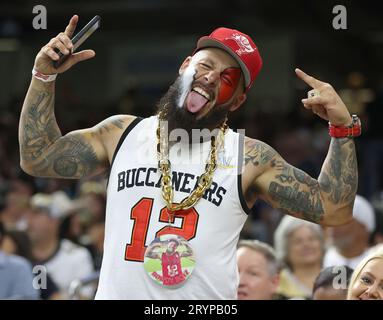 New Orleans, USA. 1 ottobre 2023. Un tifoso dei Tampa Bay Buccaneers mostra supporto per la sua squadra durante una partita della National Football League al Caesars Superdome di New Orleans, Louisiana, domenica 1 ottobre 2023. (Foto di Peter G. Forest/Sipa USA) credito: SIPA USA/Alamy Live News Foto Stock