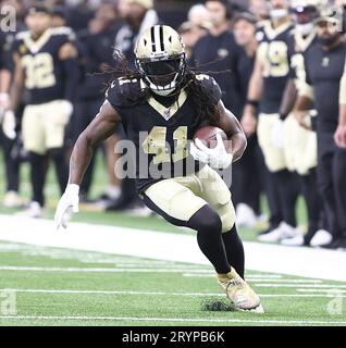 New Orleans, USA. 1 ottobre 2023. Il running back dei New Orleans Saints Alvin Kamara (41) corse per qualche yardage durante una partita della National Football League al Caesars Superdome di New Orleans, Louisiana, domenica 1 ottobre 2023. (Foto di Peter G. Forest/Sipa USA) credito: SIPA USA/Alamy Live News Foto Stock