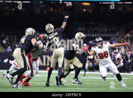 New Orleans, USA. 1 ottobre 2023. Il linebacker dei Tampa Bay Buccaneers Shaquil Barrett (7) chiude contro il quarterback dei New Orleans Saints Jameis Winston (2) mentre stava lanciando una partita della National Football League al Caesars Superdome di New Orleans, Louisiana, domenica 1 ottobre 2023. (Foto di Peter G. Forest/Sipa USA) credito: SIPA USA/Alamy Live News Foto Stock