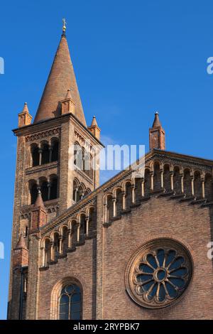 Chiesa di S.. Peter e Paul nella città di Potsdam, Germania. Campanile e rosone esterno. Foto Stock