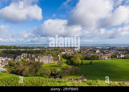 Città di Edimburgo in Scozia, Regno Unito. Paesaggio del Parco Holyrood con il Palazzo Holyrood e l'Abbazia, vista verso il quartiere di Leith. Foto Stock