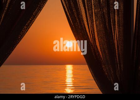 vista all'alba dietro le tende nel resort Foto Stock