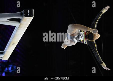 Anversa, Belgio. 2 ottobre 2023. Il belga Jutta Verkest è stato fotografato in azione durante le qualifiche femminili ai Campionati mondiali di ginnastica artistica, ad Anversa, lunedì 02 ottobre 2023. I Mondi si svolgono ad Anversa dal 30 settembre all'8 ottobre. BELGA PHOTO DIRK WAEM Credit: Belga News Agency/Alamy Live News Foto Stock