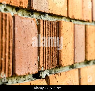 Primo piano di un vecchio muro di mattoni arancioni Foto Stock