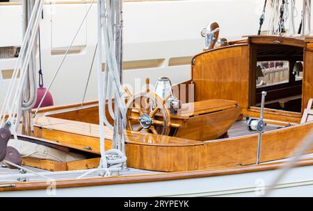 Yacht di lusso. Design confortevole e costoso in legno per vacanze turismo ricreativo o di viaggio e concetto di ricchezza. Foto Stock