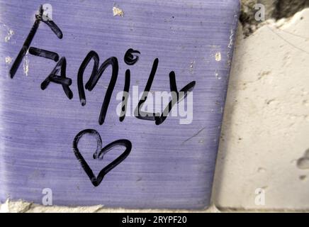 Dettaglio del testo scritto che celebra la felicità della famiglia Foto Stock