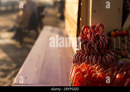 Pani di zenzero, caramelle e noci esposti su un mercato di Natale Foto Stock