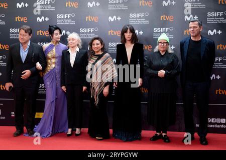 San Sebastian, Spagna. 30 settembre 2023. Christian Petzold, Vicky Luengo, fan Bingbing, Brigitte Lacombe, Robert Lantos, Claire Denis, Cristina Gallego assistono alla cerimonia di chiusura durante il 71° Festival Internazionale del Cinema di San Sebastian al Kursaal Palace. Credito: SOPA Images Limited/Alamy Live News Foto Stock