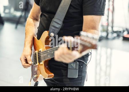 I chitarristi suonano a un concerto rock o rock n roll. Un chitarrista suona accordi su una chitarra elettrica. Foto Stock