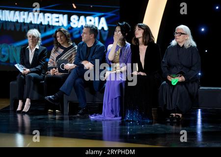 San Sebastian, Spagna. 30 settembre 2023. Claire Denis, Cristina Gallego e Christian Petzold, fan Bingbing, Vicky Luengo e Brigitte Lacombe partecipano alla cerimonia di chiusura durante il 71° Festival Internazionale del Cinema di San Sebastian al Palazzo Kursaal. Credito: SOPA Images Limited/Alamy Live News Foto Stock