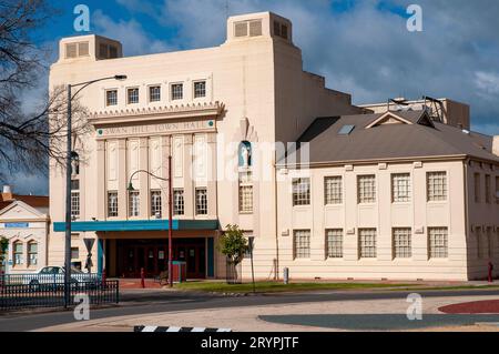 La facciata del bellissimo municipio di Swan Hill in stile art deco. Il Swan Hill Town Hall Performing Arts and Conference Centre è uno spazio per spettacoli in stile art deco elegantemente restaurato costruito nel 1935 Foto Stock