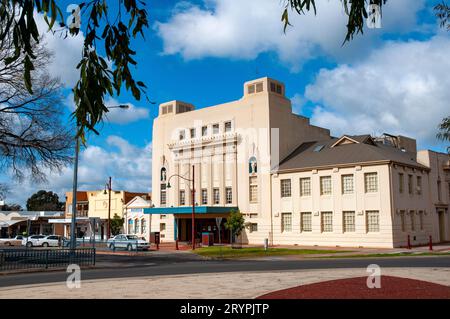 La facciata del bellissimo municipio di Swan Hill in stile art deco. Il Swan Hill Town Hall Performing Arts and Conference Centre è uno spazio per spettacoli in stile art deco elegantemente restaurato costruito nel 1935 Foto Stock