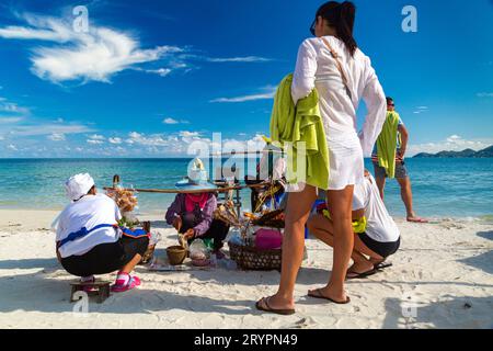 Acquisti turistici da venditore thailandese locale, Chaweng Beach, Ko Samui, Thailandia Foto Stock