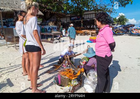 Acquisti turistici da venditore thailandese locale, Chaweng Beach, Ko Samui, Thailandia Foto Stock