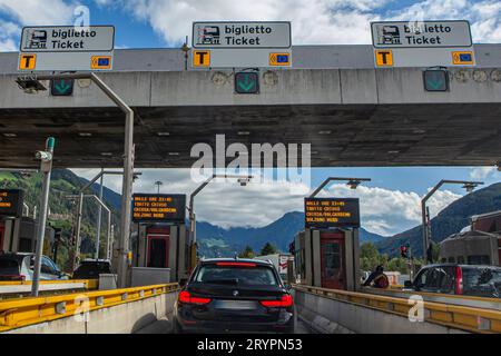 Mautstelle auf der Autobahn 22 bei Sterzing Südtirol Italien . 16 km da südlich der Staatsgrenze bei der Anschlussstelle Vipiteno / Sterzing befindet sich die Hauptmautstelle Brenner, Die von allen Fahrzeugen passiert werden muss, um über den Brenner zu gelangen. Mautstelle Sterzing *** pedana sulla superstrada 22 nei pressi di Sterzing alto Adige Italia 16 chilometri a sud del confine di stato al bivio Vipiteno Sterzing si trova il casello principale del Brennero, che deve essere superato da tutti i veicoli per attraversare il casello del Brennero Sterzing Foto Stock