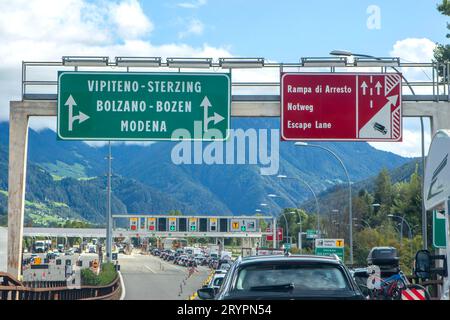 Mautstelle auf der Autobahn 22 bei Sterzing Südtirol Italien . 16 km da südlich der Staatsgrenze bei der Anschlussstelle Vipiteno / Sterzing befindet sich die Hauptmautstelle Brenner, Die von allen Fahrzeugen passiert werden muss, um über den Brenner zu gelangen. Mautstelle Sterzing *** pedana sulla superstrada 22 nei pressi di Sterzing alto Adige Italia 16 chilometri a sud del confine di stato al bivio Vipiteno Sterzing si trova il casello principale del Brennero, che deve essere superato da tutti i veicoli per attraversare il casello del Brennero Sterzing Foto Stock