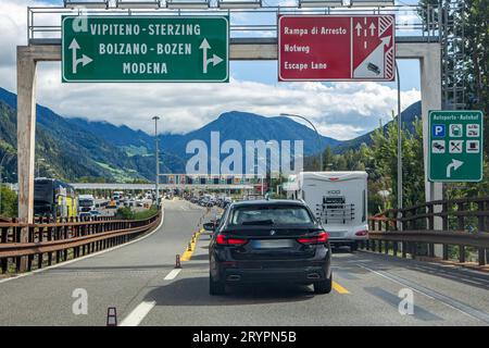 Mautstelle auf der Autobahn 22 bei Sterzing Südtirol Italien . 16 km da südlich der Staatsgrenze bei der Anschlussstelle Vipiteno / Sterzing befindet sich die Hauptmautstelle Brenner, Die von allen Fahrzeugen passiert werden muss, um über den Brenner zu gelangen. Mautstelle Sterzing *** pedana sulla superstrada 22 nei pressi di Sterzing alto Adige Italia 16 chilometri a sud del confine di stato al bivio Vipiteno Sterzing si trova il casello principale del Brennero, che deve essere superato da tutti i veicoli per attraversare il casello del Brennero Sterzing Foto Stock