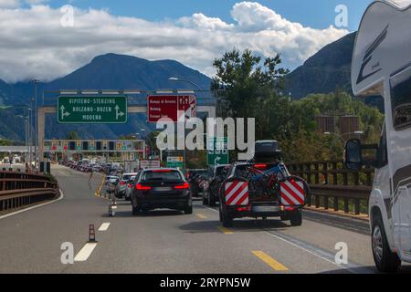 Mautstelle auf der Autobahn 22 bei Sterzing Südtirol Italien . 16 km da südlich der Staatsgrenze bei der Anschlussstelle Vipiteno / Sterzing befindet sich die Hauptmautstelle Brenner, Die von allen Fahrzeugen passiert werden muss, um über den Brenner zu gelangen. Mautstelle Sterzing *** pedana sulla superstrada 22 nei pressi di Sterzing alto Adige Italia 16 chilometri a sud del confine di stato al bivio Vipiteno Sterzing si trova il casello principale del Brennero, che deve essere superato da tutti i veicoli per attraversare il casello del Brennero Sterzing Foto Stock