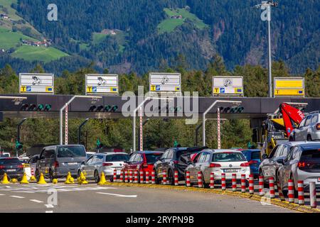 Mautstelle auf der Autobahn 22 vor Brixen Südtirol Pustertal Italien . Die Autobahn A22 italienisch: Autostrada A22, auch Brennerautobahn autostrada del Brennero genannt, ist eine italienische Autobahn und führt vom Brennerpass an der italienisch-österreichischen Grenze durch Südtirol bis Modena, wo SIE in die A1 mündet. Mautstelle Bressanone-Val Pusteria *** casello sulla superstrada 22 prima di Bressanone alto Adige alto Adige alto Adige Tirolo Italia la superstrada A22 italiana, detta anche Brennerautobahn autostrada del Brennero, è una superstrada italiana che dal passo del Brennero conduce sull'Italia-Austri Foto Stock