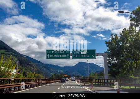 Mautstelle auf der Autobahn 22 bei Sterzing Südtirol Italien . 16 km da südlich der Staatsgrenze bei der Anschlussstelle Vipiteno/Sterzing befindet sich die Hauptmautstelle Brenner, Die von allen Fahrzeugen passiert werden muss, um über den Brenner zu gelangen. Mautstelle Sterzing *** pedana sulla superstrada 22 nei pressi di Sterzing alto Adige Italia 16 chilometri a sud del confine di stato al bivio Vipiteno Sterzing si trova il casello principale del Brennero, che deve essere superato da tutti i veicoli per attraversare il casello del Brennero credito: Imago/Alamy Live News Foto Stock