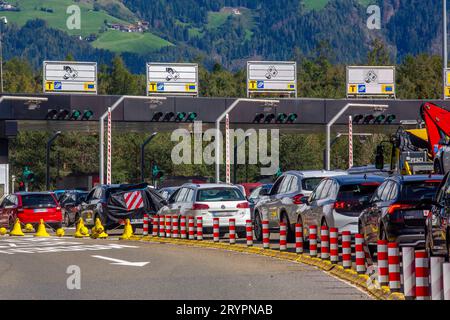 Mautstelle auf der Autobahn 22 vor Brixen Südtirol Pustertal Italien . Die Autobahn A22 italienisch: Autostrada A22, auch Brennerautobahn autostrada del Brennero genannt, ist eine italienische Autobahn und führt vom Brennerpass an der italienisch-österreichischen Grenze durch Südtirol bis Modena, wo SIE in die A1 mündet. Mautstelle Bressanone-Val Pusteria *** casello sulla superstrada 22 prima di Bressanone alto Adige alto Adige alto Adige Tirolo Italia la superstrada A22 italiana, detta anche Brennerautobahn autostrada del Brennero, è una superstrada italiana che dal passo del Brennero conduce sull'Italia-Austri Foto Stock