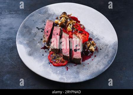 Filetto di manzo chianina fritto molto raro con funghi Foto Stock