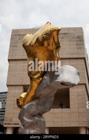 Scultura Urs Fischer "Lovers" fuori dal Museo Jumex in Plaza Carso a città del Messico, Messico Foto Stock