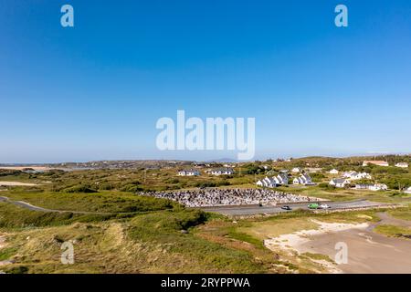 Cimitero con vista aerea vicino al ponte sull'Atlantico fino a Cruit Island, contea di Donegal, Irlanda. Foto Stock