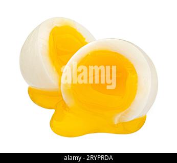 Uovo affettato in camicia isolato su sfondo bianco Foto Stock