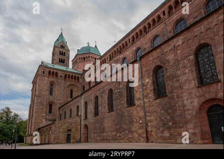 Dom in Speyer, Architektur, Deutschland, Rheinland-Pfalz, Speyer, Maximilianstrasse, 29.09.2023, Der Speyerer Dom, offiziell der Dom St Maria e St Stephan, ist eine romanische Kirche in Speyer, Deutschland, und Gilt als eines der bedeutendsten und größten romanischen Bauwerke in Deutschland und ist ein UNESCO-Welterbestätte. MIT seinen vier Türmen und zwei Domen ist er das weltweit größte noch erhaltene Bauwerk der romanischen Epoche. *** Speyer Cathedral, Architecture, Germania, Renania-Palatinato, Spira, Maximilianstrasse, 29 09 2023, la Cattedrale di Spira, ufficialmente la Cattedrale di St Foto Stock