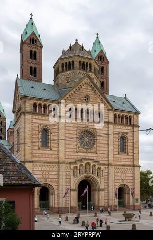 Dom in Speyer, Architektur, Deutschland, Rheinland-Pfalz, Speyer, Maximilianstrasse, 29.09.2023, Der Speyerer Dom, offiziell der Dom St Maria e St Stephan, ist eine romanische Kirche in Speyer, Deutschland, und Gilt als eines der bedeutendsten und größten romanischen Bauwerke in Deutschland und ist ein UNESCO-Welterbestätte. MIT seinen vier Türmen und zwei Domen ist er das weltweit größte noch erhaltene Bauwerk der romanischen Epoche. *** Speyer Cathedral, Architecture, Germania, Renania-Palatinato, Spira, Maximilianstrasse, 29 09 2023, la Cattedrale di Spira, ufficialmente la Cattedrale di St Foto Stock