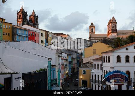 Strade acciottolate e architettura coloniale Largo de Pelourinho, Salvador, Bahia, Brasile. Foto Stock