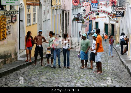 Strade acciottolate e architettura coloniale Largo de Pelourinho, Salvador, Bahia, Brasile. Foto Stock