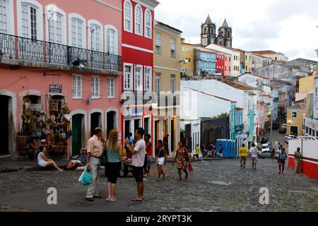 Strade acciottolate e architettura coloniale Largo de Pelourinho, Salvador, Bahia, Brasile. Foto Stock