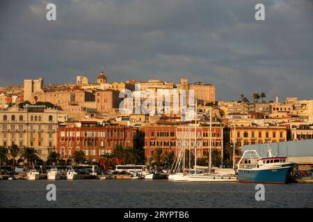 Vista dal porto su Cagliari, Sardegna, Italia. Foto Stock