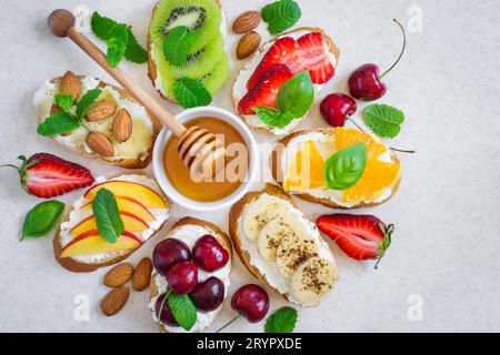 Selezione di colorati spuntini estivi naturali sani. Panini Foto Stock
