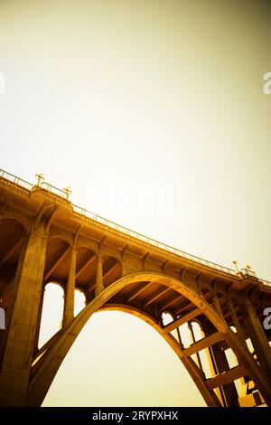 Vista dal basso dello storico Colorado Street Bridge del 1913 a Pasadena, California. Foto Stock