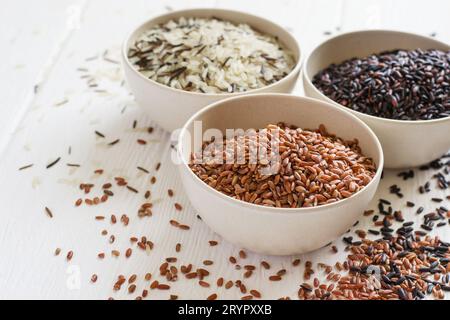 Selezione di riso da buongustai in ciotole. Messa a fuoco selettiva, spazio di copia Foto Stock