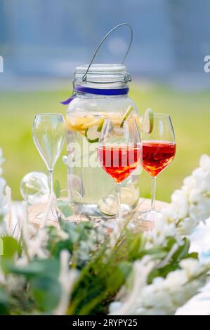 Bicchieri Aperol spritz sul tavolo da giardino. Foto Stock