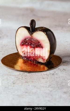 gustate deliziosi dessert su uno sfondo leggero Foto Stock