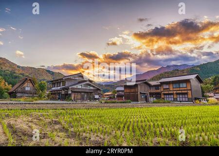 Villaggio di Shirakawago Gifu Giappone, Alba al villaggio di Shirakawa nella stagione autunnale Foto Stock