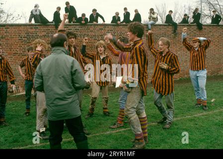 Eton College, vicino a Windsor, Berkshire, Inghilterra circa novembre 1985. Eton Schoolboys che giocano l'unico Wall Game annuale, giocato ogni anno nel giorno di St Andrews a novembre, tra i collezionisti (King's Scholars - borsari) che affrontano gli Oppidans (il resto della scuola). Anche se il College ha solo 70 ragazzi tra cui scegliere, rispetto ai circa 1250 oppidani. Foto Stock