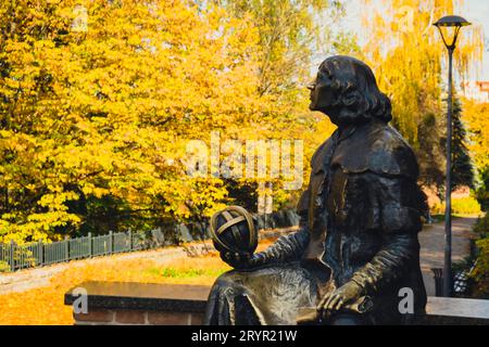 Olsztyn Polonia - ottobre 2022 pianeta in mano alla statua di Nicolaus Copernico vicino al suo famoso castello. Statua di Nicolaus Copernico Foto Stock