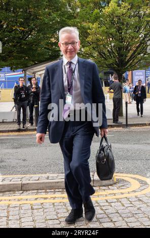 Manchester, Regno Unito. 2 ottobre 2023. Michael Gove arriva prima dell'ex PM Liz Truss che arriva per un incontro marginale al Midland Hotel, al quale hanno partecipato i grandi battitori del Tory Party, tra cui Priti Patel e Michael Gove e Kemi Badenoch. Conferenza conservatrice 2023. Midland Hotel Manchester. Foto: Garyroberts/worldwidefeatures.com credito: GaryRobertsphotography/Alamy Live News Foto Stock