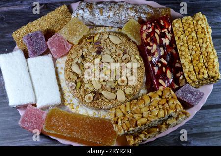 Raccolta di caramelle orientali ceci, arachidi, sesamo, teffe cremoso, gelatina di zucchero, noci, pistacchi, dischi di nocciole come celebrazione del profeta Foto Stock