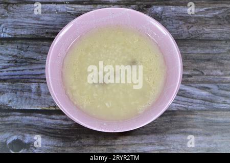 Zuppa di riso piccione o Shorbet hamam, zuppa egiziana preparata bollendo i piccioni fino a cottura avvenuta, con riso, cardamomo, alloro, lime, e spezie, anche con Foto Stock