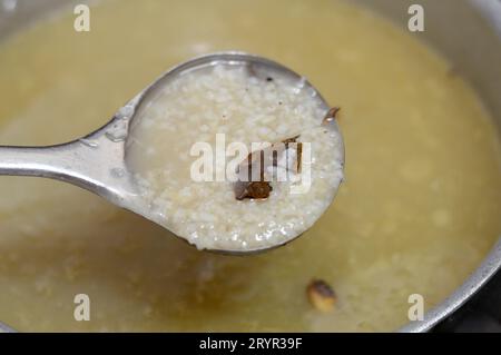 Zuppa di riso piccione o Shorbet hamam, zuppa egiziana preparata bollendo i piccioni fino a cottura avvenuta, con riso, cardamomo, alloro, lime, e spezie, anche con Foto Stock