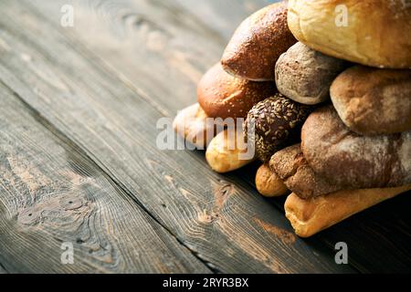 Diversi tipi di pane si avvicinano allo spazio di copia. Foto Stock