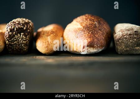Diversi tipi di pane si avvicinano allo spazio di copia Foto Stock